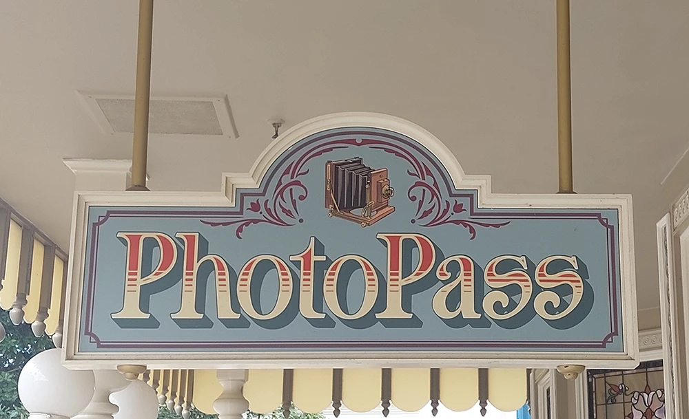 cartello per indicare lo sportello Photopass