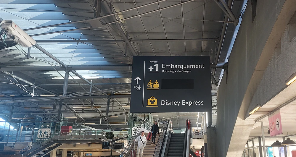 Accedi alla stazione per trovare il Disney Express al piano di sopra