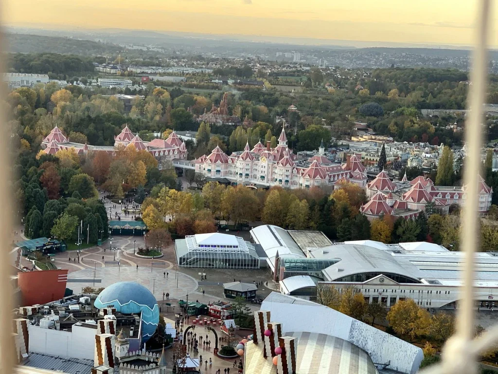 Vista del parco Disneyland dal cestello