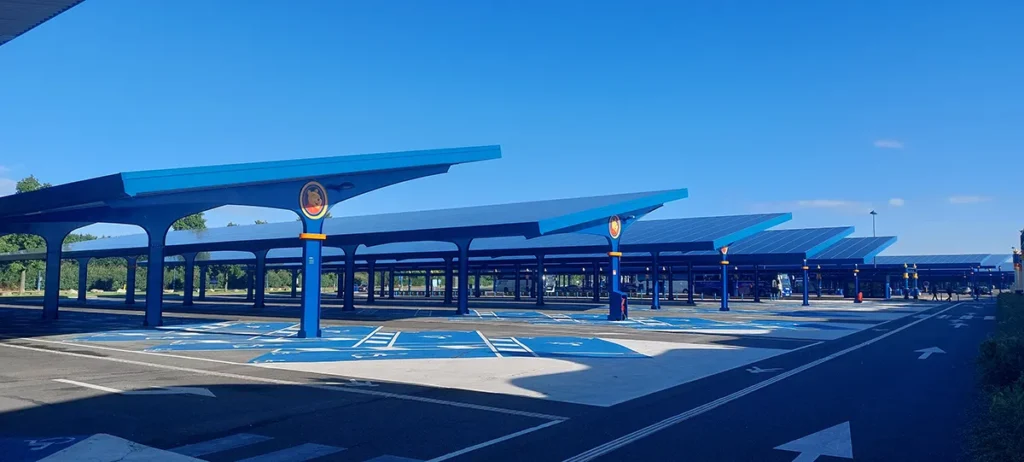 Posti auto per disabili situati accanto al tappeto mobile